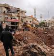 Moradores no local atingido pela operação aérea israelense contra a cidade de Nabi Sheet, no leste do Líbano, na noite de sexta-feira 7 de março de 2026.  Foto: © Mohammad Yassine / Reuters / RFI