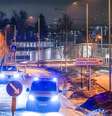 Carros de polícia ao lado da embaixada dos Estados Unidos em Oslo, na Noruega, atingida por uma explosão neste domingo, 8 de março de 2026.  Foto: © Javad Parsa / NTB/AFP / RFI