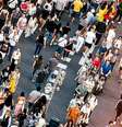 Com o turismo global a caminho de atingir 1,8 bilhão de deslocamentos ao ano, diversos destinos turísticos vêm testando novas e controversas medidas para controlar as multidões  Foto: Getty Images / BBC News Brasil
