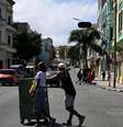 Cubanos atravessam a pé um cruzamento em Havana onde os semáforos deixaram de funcionar por causa de um apagão, em 4 de março de 2026.  Foto: © Norlys Perez / REUTERS / RFI