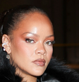 Quem é a mulher que teria atirado de fuzil na mansão de Rihanna? Com fiança que ultrapassa 50 milhões, autora do crime deixou mensagem perturbadora para cantora na web.  Foto: Getty Images / Purepeople