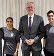 O ministro do Interior da Austrália, Tony Burke, ao lado das cinco jogadoras iranianas que obtiveram asilo no país. À esquerda do ministro estão Fatemeh Pasandideh, Mona Hamoudi e Atefeh Ramezanizadeh. À direita estão Zahra Ghanbari e Zahra Sarbali.  Foto: © HANDOUT / AUSTRALIAN DEPARTMENT OF HOME AFFAIRS/AFP / RFI