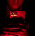 Jovem usando celular no escuro  Foto: Getty Images / BBC News Brasil