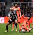 Jogadores de Newcastle e Barcelona em disputa de bola no St James’ Park –  Foto: George Wood/Getty Images / Jogada10