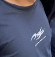 Camiseta usada por Vitor Hugo Simonin com a frase "regret nothing"  Foto: Reprodução/TV Globo