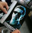 O cartaz do filme “O Exterminador do Futuro 2: O Julgamento Final”, com Arnold Schwarzenegger.  Foto: ASSOCIATED PRESS - GREG BAKER / RFI