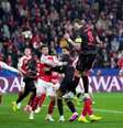  Foto: Pau Barrena/Getty Images - Legenda: Momento do gol de cabeça marcado pelo zagueiro Andrich para o Leverkusen / Jogada10
