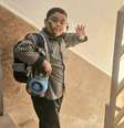 Segundo a mãe, o menino Mikaeil Mirdoraghi pediu que a foto fosse tirada antes dele ir à escola; ele é apontado como uma das vítimas do bombardeio a uma escola em Minab, no sul do Irã, em 28 de fevereiro  Foto: Reprodução/Redes Sociais
