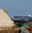 Navio-tanque de gás GLP ancorado no Estreito de Ormuz, em Shinas, Omã
  Foto: Reuters