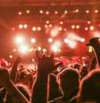 Festivais são eventos intensos. Além de pular e cantar ao som de seus artistas favoritos, o público caminha quilômetros para conferir as atrações e ativações e permanece de pé por muito tempo.   Foto: Jena Ardell