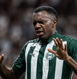 Jacy deixou o gramado da Neo Química Arena em uma ambulância após levar bolada no rosto  Foto: JP Pacheco | Coritiba