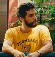 Wagner Moura usou uma camisa da troça de Olinda Pitombeira dos Quatro Cantos em uma cena de 'O Agente Secreto'  Foto: Reprodução