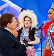 Silvio Santos, em junho de 2022, elao lado de diversas drag queens e transexuais, como Paulette Pink, Penelopy Jean, Dimmy Kieer, Deendjer Ti, Deendjer Vi  Foto: Reprodução/SBT