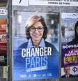 Cartazes mostram candidatos às eleições municipais em Paris, como o socialista Emmanuel Grégoire, a conservadora Rachida Dati e a representante da França Insubmissa Sophia Chikirou. (05/03/2026)  Foto: © JULIEN DE ROSA / AFP / RFI