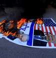 Imagens de Trump e do premiê israelense, Benjamin Netanyahu, são queimadas em protesto no Paquistão  Foto: ANSA / Ansa - Brasil