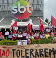 Manifestantes protestam contra Ratinho em frente ao SBT  Foto: Reprodução/Instagram