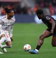 Michael Olise, do Bayern, trava disputa com Ernest Poku, do Leverkusen, na BayArena –  Foto: Dean Mouhtaropoulos/Getty Images / Jogada10