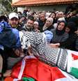 Familiares choram durante o funeral de quatro membros de uma família palestina alvejada por soldados israelenses no norte da Cisjordânia neste domingo, em 15 de março de 2026.  Foto: AFP - JAAFAR ASHTIYEH / RFI