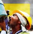 Imagem composta de um homem usando um capacete e uma bandana bebendo de um recipiente. Ao fundo, vemos uma imagem separada com fumaça subindo devido a um ataque com míssil.  Foto: BBC e Getty Images / BBC News Brasil