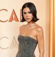 Bruna Marquezine vestiu Gucci para cruzar o tapete vermelho do Oscar 2026.  Foto: Getty Images / Purepeople