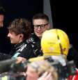 Toto Wolff e Kimi Antonelli celebrando o resultado em Xangai   Foto: Mercedes AMG F1 / Divulgação
