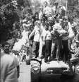Manifestantes monarquistas marcham no centro de Teerã em 26 de agosto de 1953, após o golpe de Estado que restaurou a monarquia no país  Foto: Getty Images / BBC News Brasil