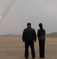 O líder norte-coreano Kim Jong Un e sua filha Kim Ju Ae observando um exercício de treinamento de lançadores múltiplos de foguetes de ultraprecisão  Foto: KCNA VIA KNS/AFP