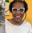 Imagens obtidas pela TV Globo mostram o carro da médica, um Corolla branco, parado na Rua Platinado, com policiais batendo em seu vidro  Foto: Reprodução/TV Globo