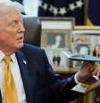 O presidente dos EUA, Donald Trump, recebe uma réplica de um bombardeiro B-2 em homenagem à "Operação Martelo da Meia-Noite" durante um evento na segunda-feira  Foto: Reuters / BBC News Brasil
