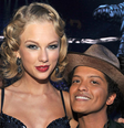 Taylor Swift e Bruno Mars durante premiação na MTV  Foto: Kevin Mazur/WireImage for MTV