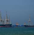 Petroleiros no terminal de contêineres Khor Fakkan, nos Emirados Árabes Unidos, ao longo do Estreito de Ormuz, em 23 de junho de 2025.  Foto: AFP - GIUSEPPE CACACE / RFI