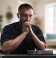 A Páscoa é um convite para desacelerar, refletir e se reconectar com Deus, e a oração se torna um caminho para renovar a fé  Foto: Billion Photos | Shutterstock / Portal EdiCase