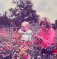 Príncipe William ao lado da mãe em um campo de flores  Foto: Reprodução/Instagram/@princeandprincessofwales