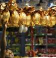 Nas lojas, os valores dos ovos mudam conforme o tamanho e a marca, variando de R$ 40 a R$ 120 e podendo passar dos R$ 300 entre os produtos mais luxuosos do mercado  Foto: Divulgação/Agência Brasil