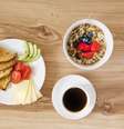Café da manhã ideal deve reunir diferentes grupos alimentares  Foto: Freepik