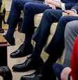 Trump tem presenteado aliados com sapatos gigantes, e eles o usam mesmo assim  Foto: Kay Nietfeld/picture alliance via Getty Images