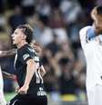 Nuno Moreira (17) comemora a vitória sobre o Fluminense junto com os jogadores do Vasco –  Foto: Matheus Lima/Vasco / Jogada10