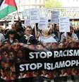 Imagem de arquievo: manifestantes seguram uma faixa com os dizeres "parem com o racismo, parem com a islamofobia" durante um protesto em Paris, em 21 de abril de 2024.  Foto: AFP - ALAIN JOCARD / RFI