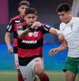  Foto: Divulgação / Santiago Wanderers - Legenda: O flamenguista Guilherme disputa a bola com VIllarroel, do Wanderers, na final da Libertadores Sub-20 / Jogada10