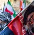 Um homem segura uma placa com a imagem do aiatolá Ali Khamenei, o antigo líder supremo assassinado durante a guerra entre o Irã, Israel e os Estados Unidos.  Foto: Getty Images / BBC News Brasil
