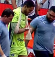  Foto: Reprodução de TV - Legenda: Ronaldo saiu com o braço direito imobilizado. Ele caiu de forma feia e, segundo as primeiras informações, sofreu uma luxação no cotovelo / Jogada10