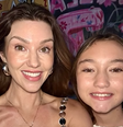 Catherine e Ada durante o show de Sabrina Carpenter, no Lollapalooza, que aconteceu na sexta-feira, 20  Foto: Reprodução/Instagram