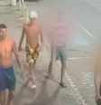 Os quatro homens foram flagrados com pedaços de pau andando em direção à vítima, que dormia na calçada  Foto: Reprodução/TV Bahia