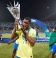 Rayan com a taça de campeão do Sul-Americano Sub-20   Foto: Rafael Ribeiro/CBF / Esporte News Mundo