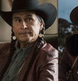 Astro de 'Yellowstone', Mo Brings Plenty (à esquerda) questionou a polícia dos EUA sobre investigação da morte do sobrinho, Cole Brings Plenty (à direita)  Foto: Reprodução/CBS