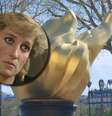 A 'Chama da Liberdade', em Paris, recebe diariamente centenas de admiradores da princesa Diana em Paris  Foto: Sala de TV e Reprodução/BBC