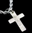 Cruz de prata presa a uma corrente prateada sobre fundo preto  Foto: Getty Images / BBC News Brasil