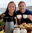 Fabíola de Paula e Mário Bonella repercutem as notícias do dia enquanto tomam café da manhã  Foto: Reprodução/@mariobonella @fabioladepaula