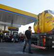 Posto de combustIvel, em São Cristóvão, na zona norte da cidade, recebe gasolina e volta a abastecer, gerando enormes filas de carros e motos.  Foto: Tânia Rêgo/Agência Brasil / Estadão