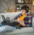 Filmes do Oscar contribuem para os estudos  Foto: Miljan Zivkovic | Shutterstock / Portal EdiCase